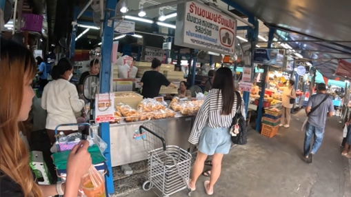 ตลาดท่าน้ำนนท์ ซื้อขนมไข่แม่ไน้ ในตลาดท่าน้ำนนท์